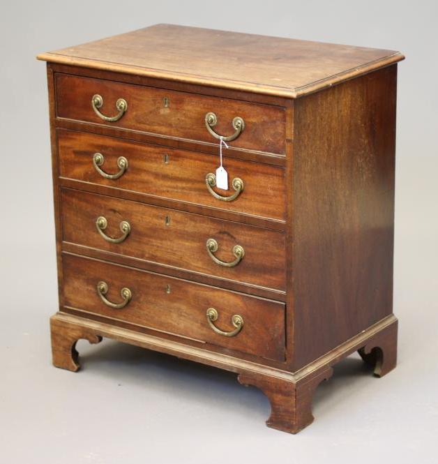 A SMALL MAHOGANY STRAIGHT FRONT CHEST Image