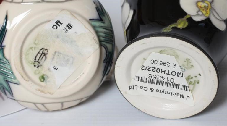 A MOORCROFT POTTERY BLACK MOTH PATTERN SMALL VASE Image