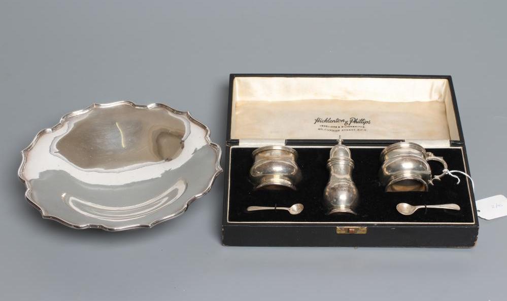 A SILVER THREE PIECE CRUET Image
