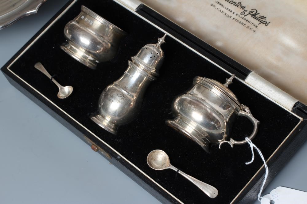 A SILVER THREE PIECE CRUET Image