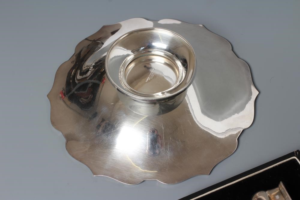 A SILVER THREE PIECE CRUET Image