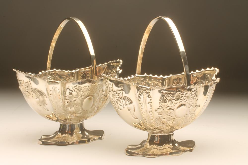 A PAIR OF EDWARDIAN SILVER PLATED SWEETMEAT BASKETS of lobed quatrefoil form with overhead swing Image