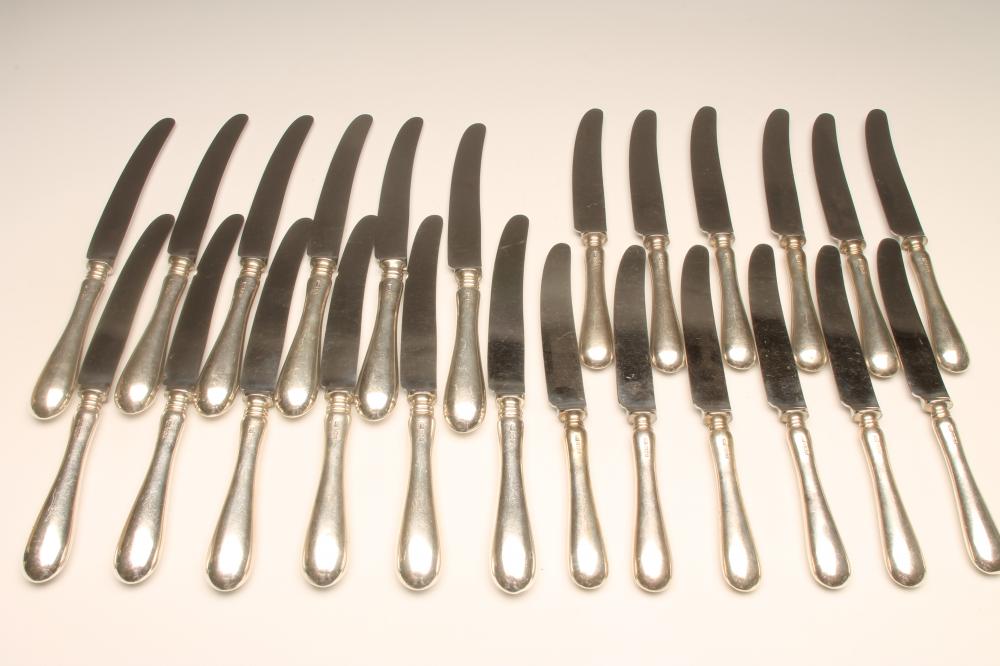 A SET OF TWELVE SILVER HANDLED TABLE AND DESSERT KNIVES Image