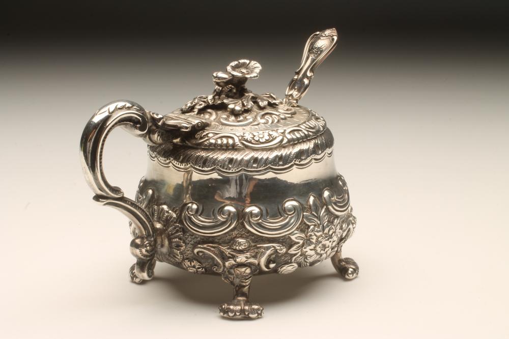 A GEORGE III SILVER MUSTARD POT Image