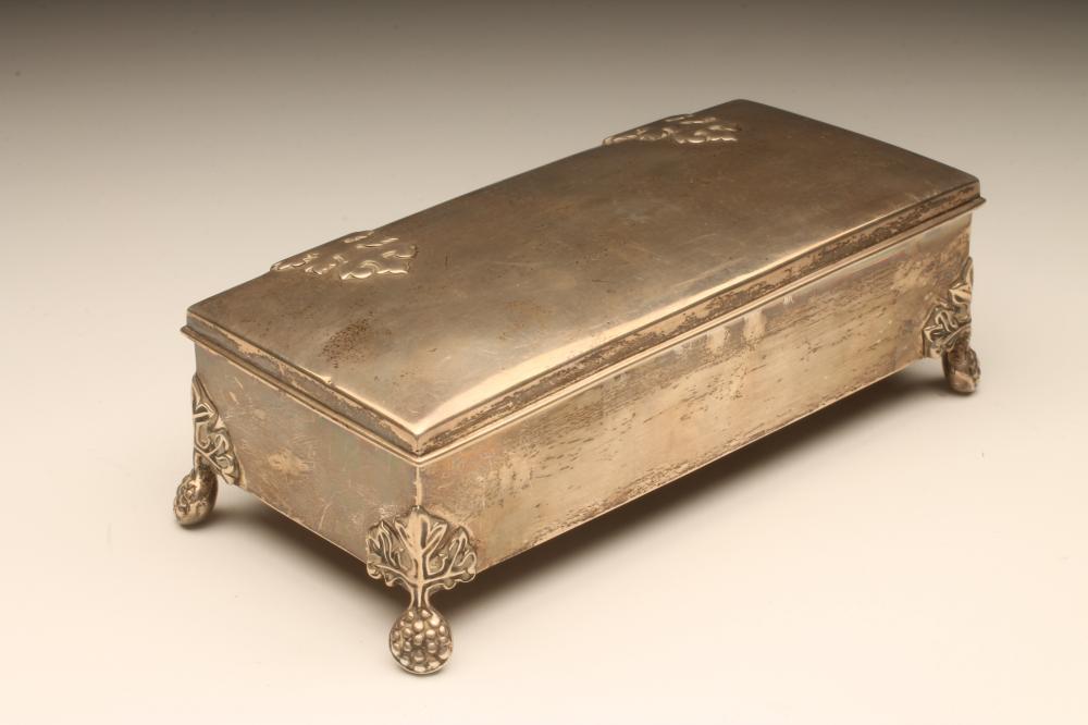 AN EDWARDIAN SILVER CIGARETTE BOX Image