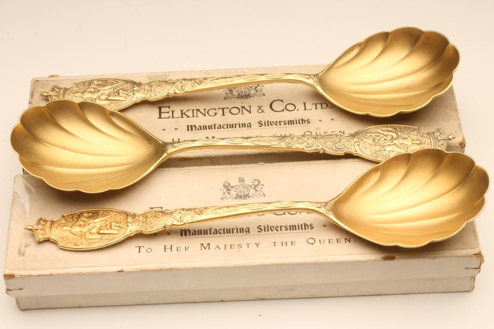 A SET OF THREE VICTORIAN VINTNERS' COMPANY ROYAL COMMEMORATIVE SILVER GILT SPOONS Image