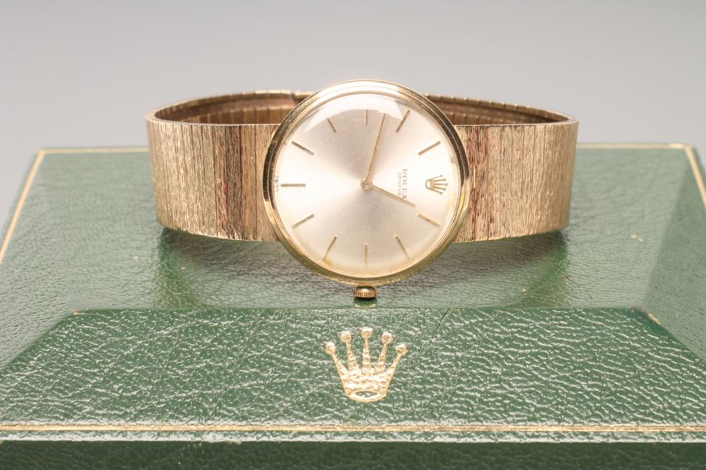 A GENTLEMAN'S 9CT GOLD ROLEX WRISTWATCH Image