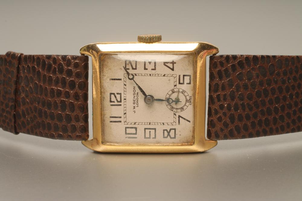 A GENTLEMAN'S 18CT GOLD ART DECO WRISTWATCH Image