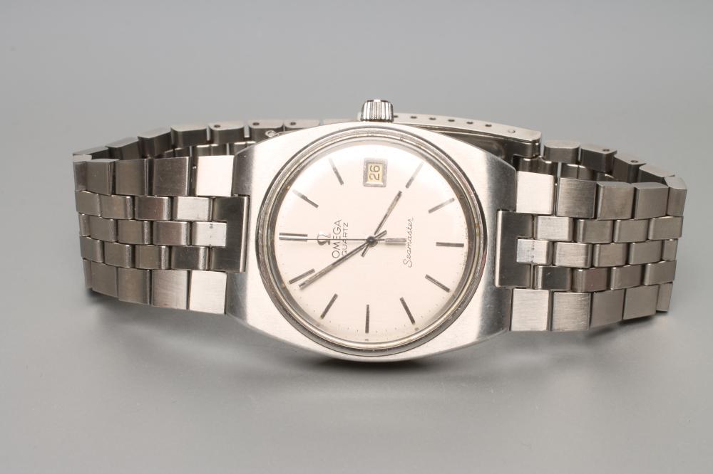 A GENTLEMAN'S OMEGA QUARTZ SEAMASTER WRISTWATCH Image
