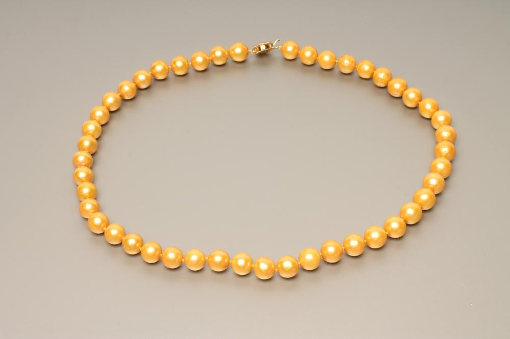 A SINGLE STRING OF FRESHWATER PEARLS Image