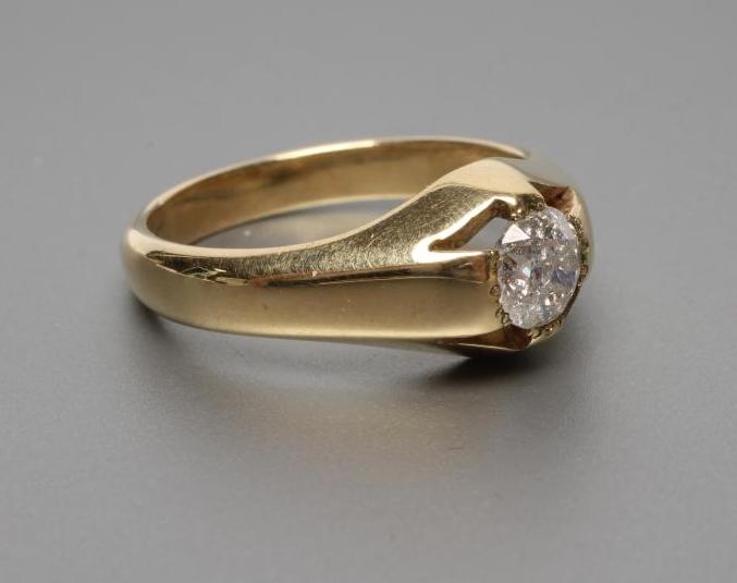 A GENTLEMAN'S SOLITAIRE DIAMOND RING Image