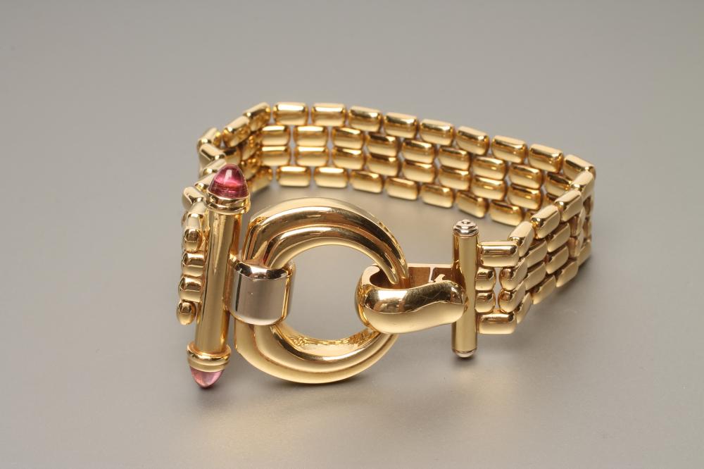 A SIGNORETTI 18CT GOLD BRACELET Image