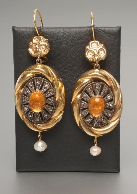 A PAIR OF CITRINE EAR PENDANTS Image