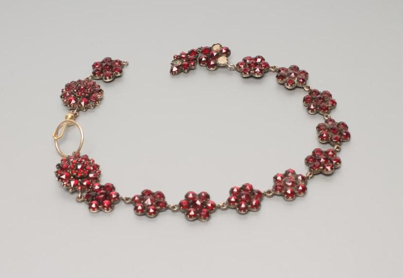 A GARNET FLOWERHEAD CLUSTER NECKLACE Image