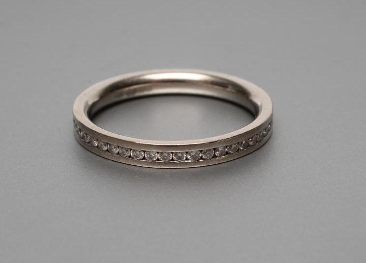 A DIAMOND ETERNITY/WEDDING RING Image