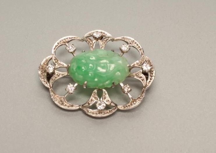 AN ART DECO BROOCH Image