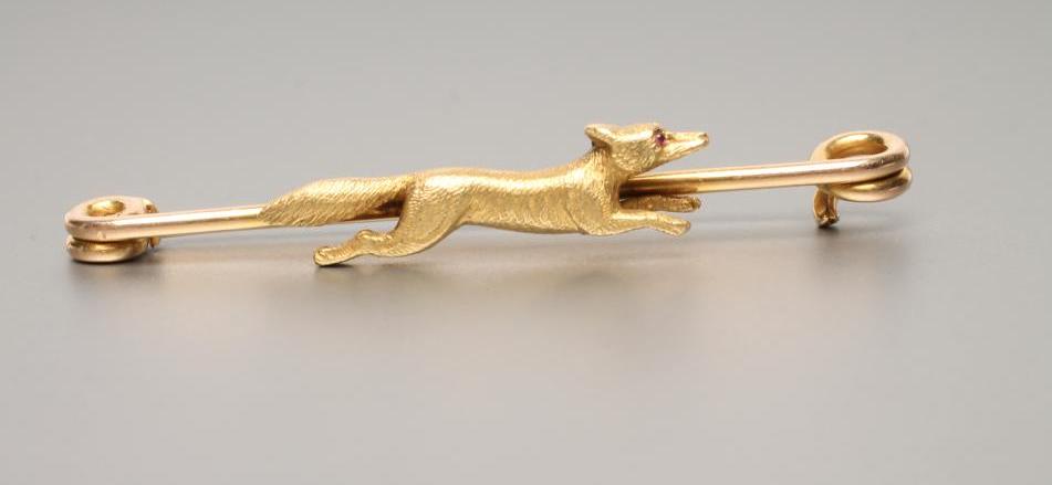 A LATE VICTORIAN GOLD HUNTING BROOCH Image
