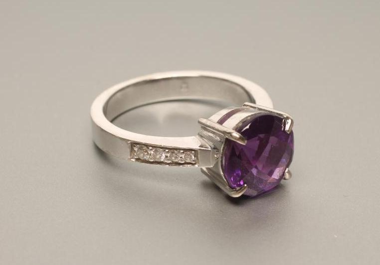AN AMETHYST RING Image