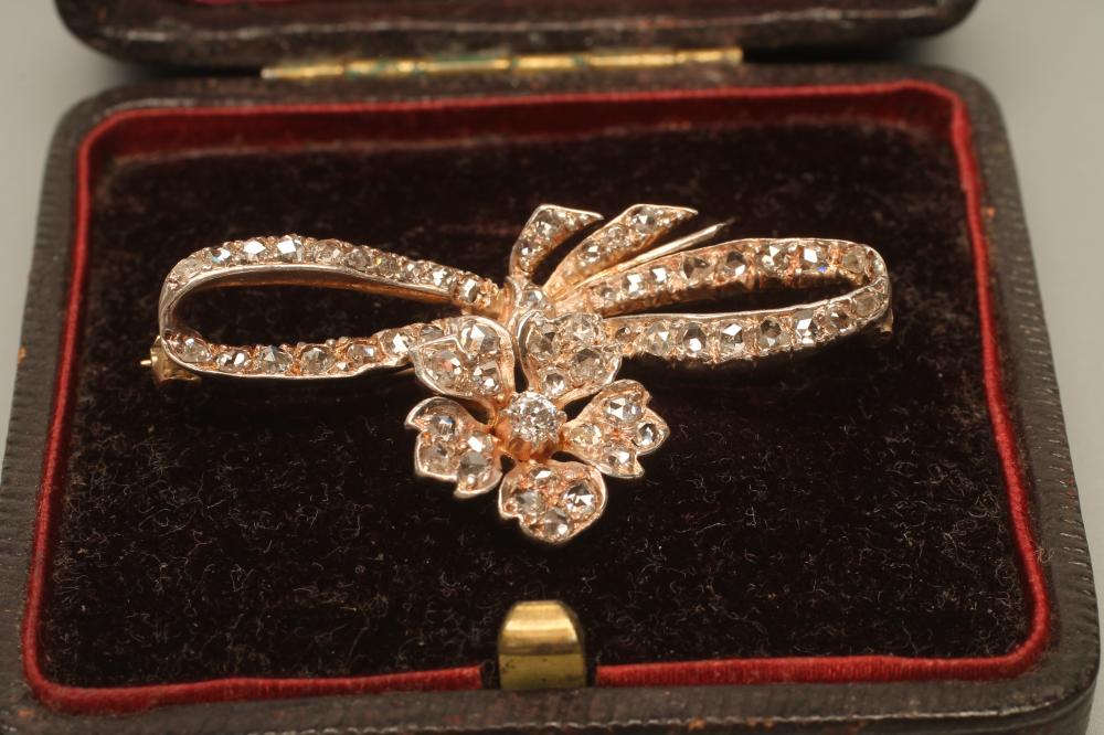 A VICTORIAN STYLE DIAMOND BOW BROOCH Image