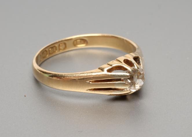 A GENTLEMAN'S SOLITAIRE DIAMOND RING Image