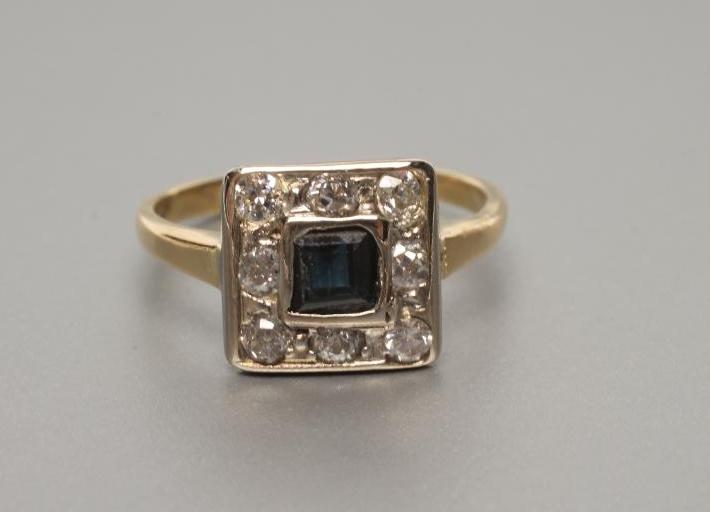 AN ART DECO SAPPHIRE AND DIAMOND SQUARE CLUSTER RING Image