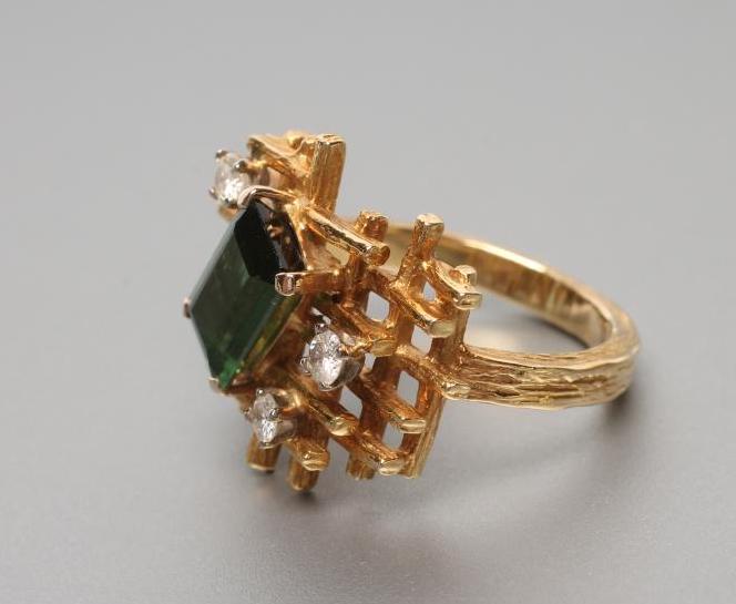 A MODERN 18CT GOLD DRESS RING Image