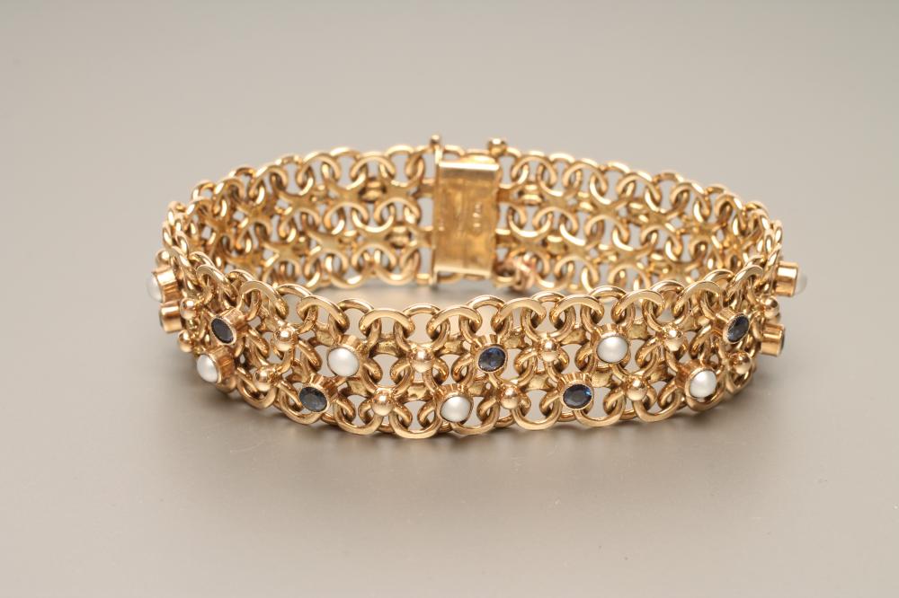 A 9CT GOLD BRACELET Image