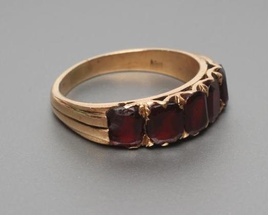A VICTORIAN FIVE STONE GARNET RING Image