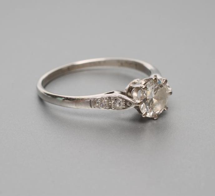 A SOLITAIRE DIAMOND RING Image