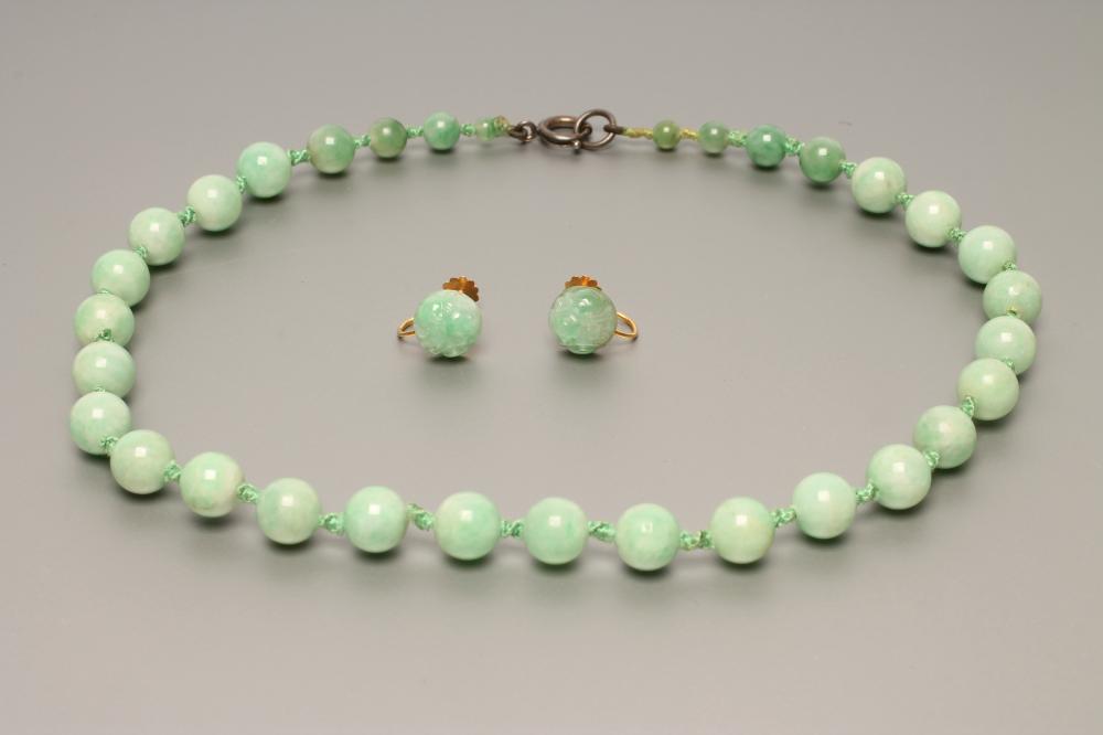 A SINGLE STRING OF GRADUATED JADE BEADS Image