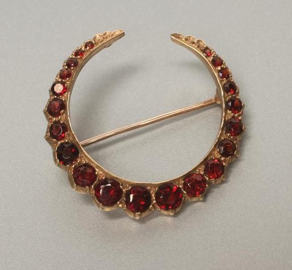 A VICTORIAN STYLE GARNET CRESCENT BROOCH Image