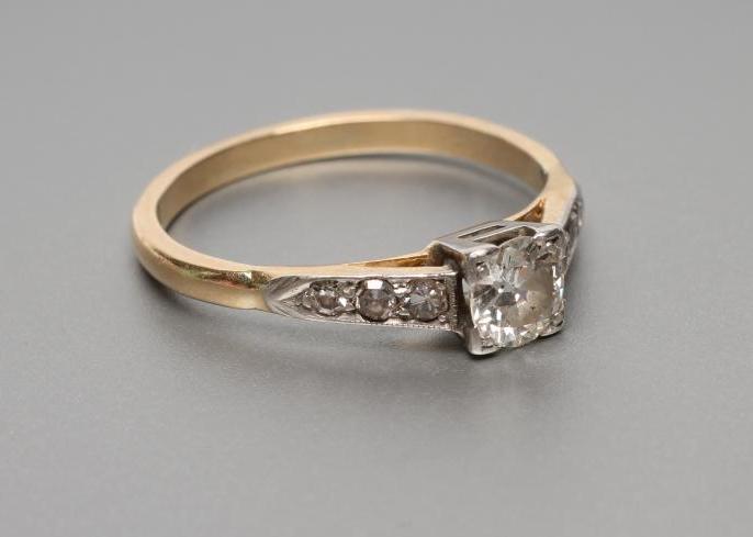 AN ART DECO SOLITAIRE DIAMOND RING Image