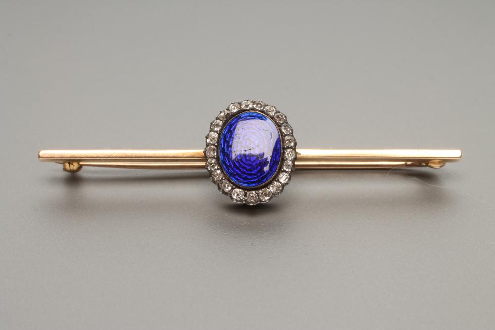 A VICTORIAN BROOCH Image