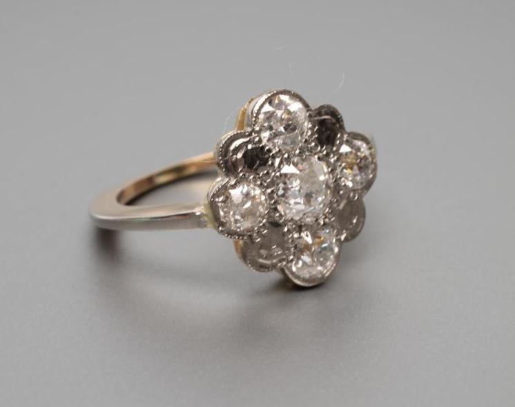 AN ART DECO FIVE STONE DIAMOND CLUSTER RING Image