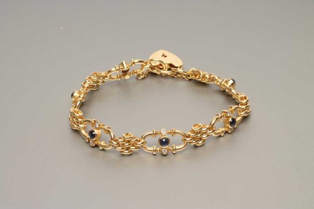 AN 18CT GOLD BRACELET Image