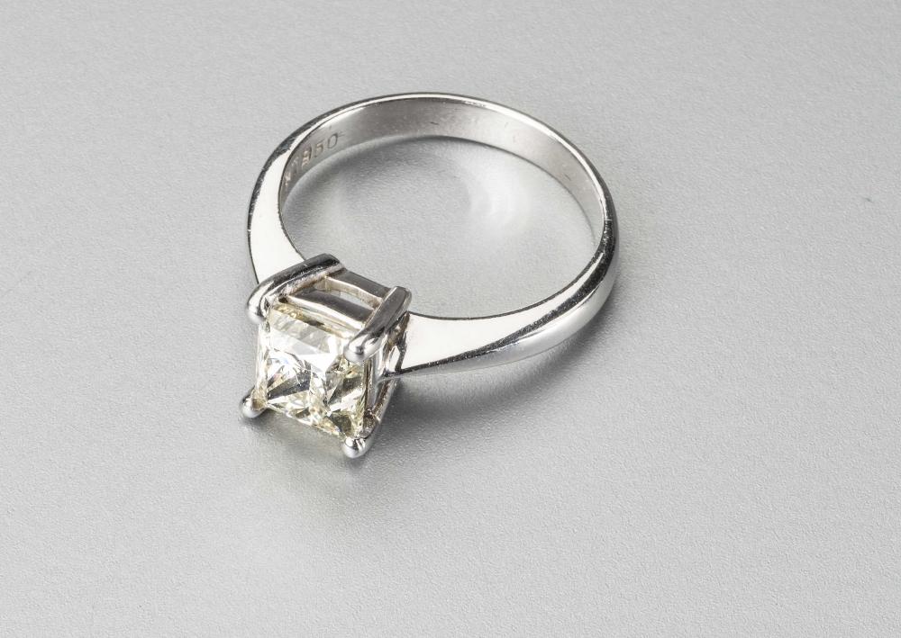A SOLITAIRE DIAMOND RING Image