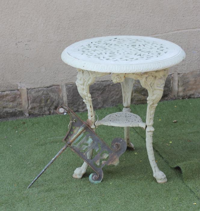 A VICTORIAN CAST IRON "BRITANNIA PATTERN" PUB TABLE Image