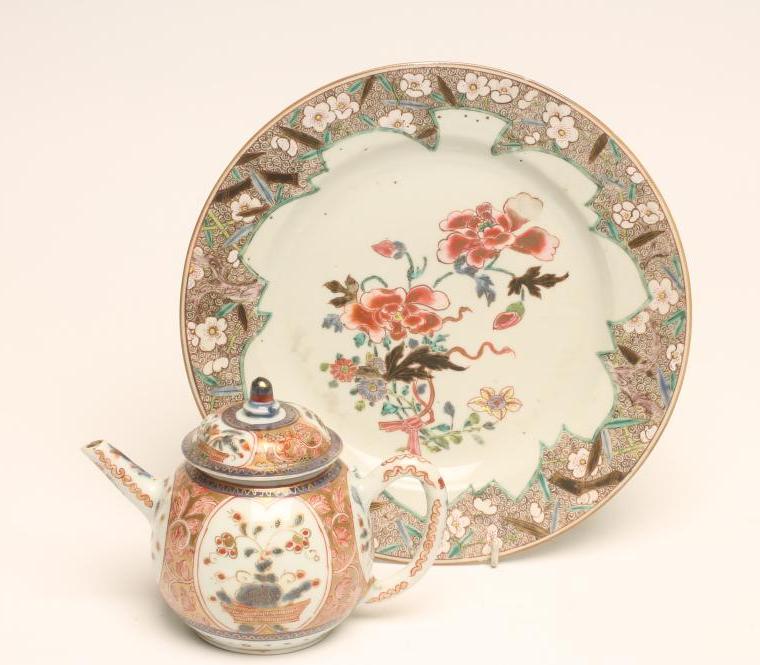 A CHINESE IMARI PORCELAIN SMALL TEAPOT AND COVER Image