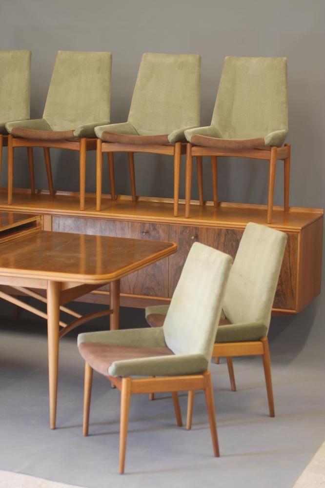 A ROBERT HERITAGE FOR ARCHIE SHINE MAHOGANY AND LAUREL "HAMILTON" DINING SUITE Image