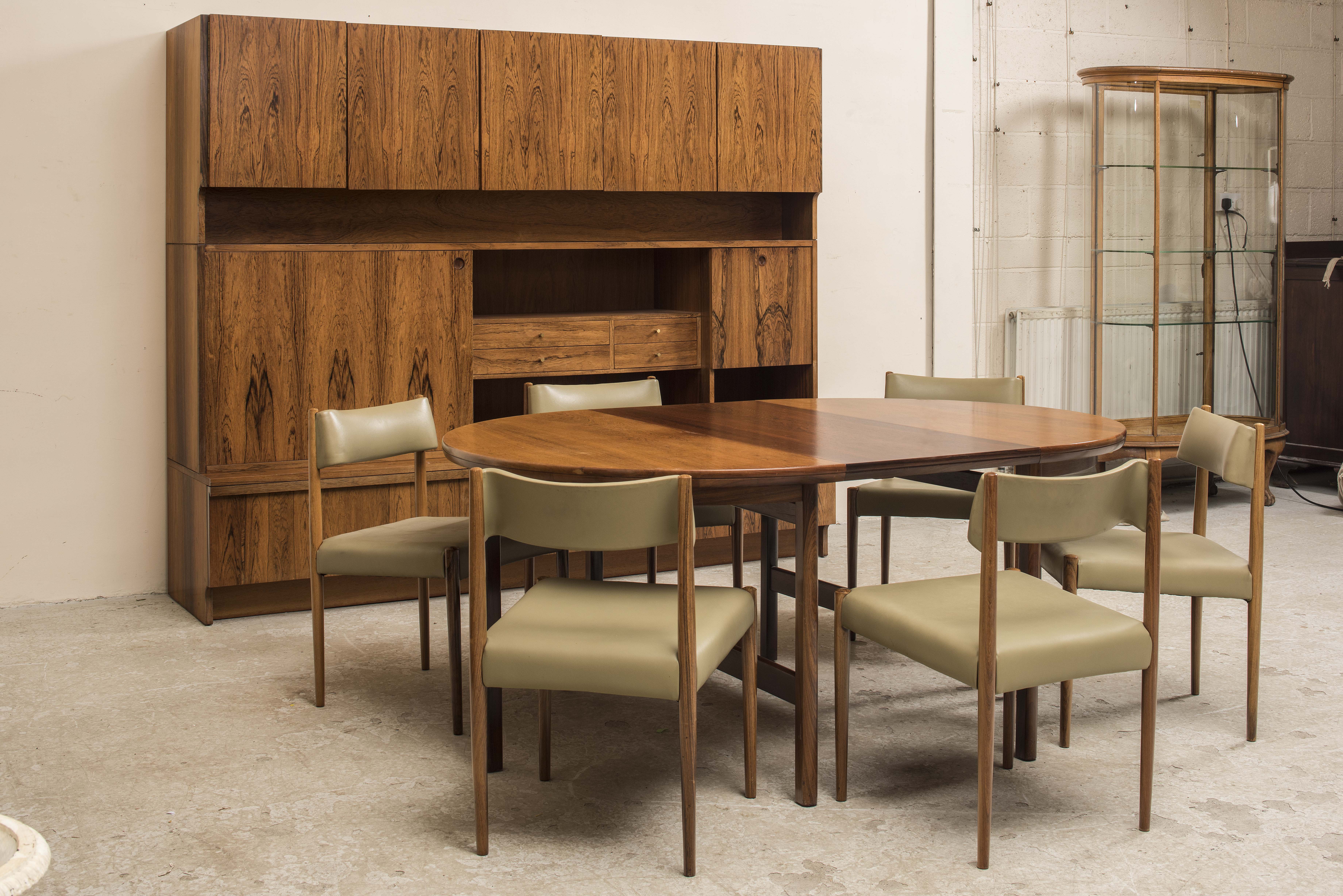 AN ARCHIE SHINE DANISH DESIGN ROSEWOOD DINING SUITE Image
