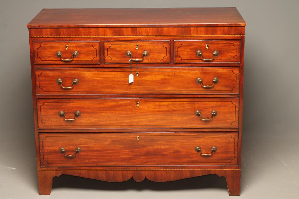 A GEORGIAN MAHOGANY CHEST Image