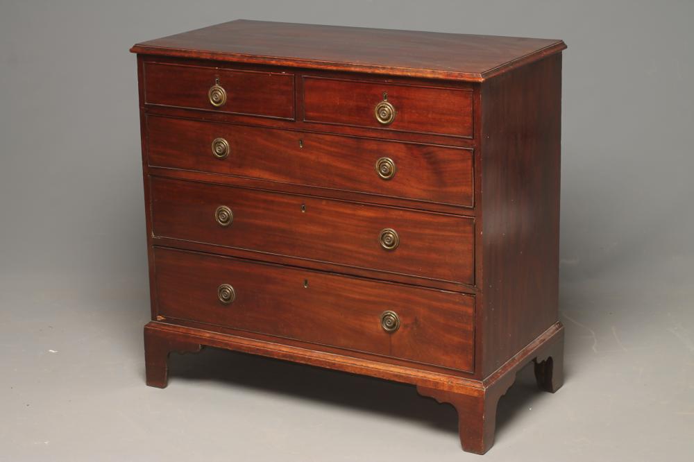 A GEORGIAN MAHOGANY CHEST Image