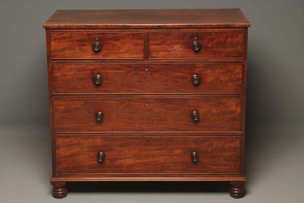 A GEORGIAN MAHOGANY CHEST Image