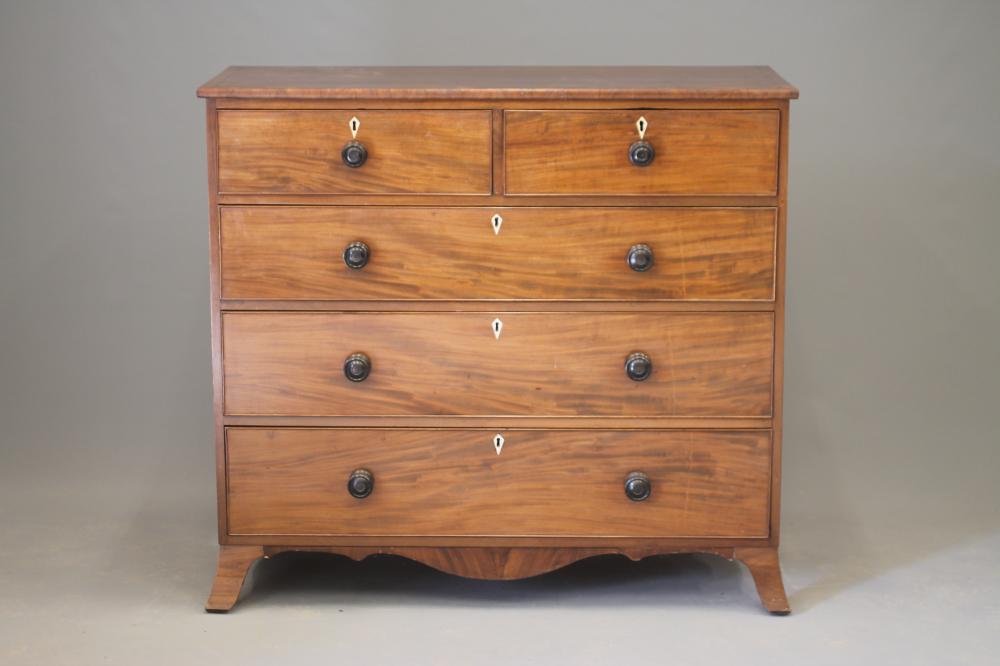 A GEORGIAN MAHOGANY CHEST Image