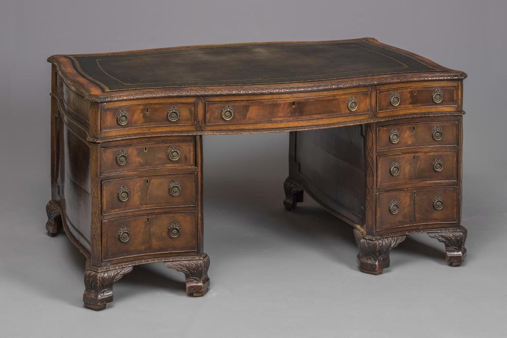 A GEORGIAN STYLE MAHOGANY KNEEHOLE DESK Image