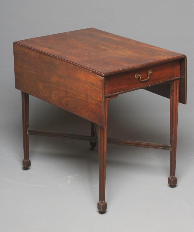 A GEORGIAN MAHOGANY PEMBROKE TABLE Image