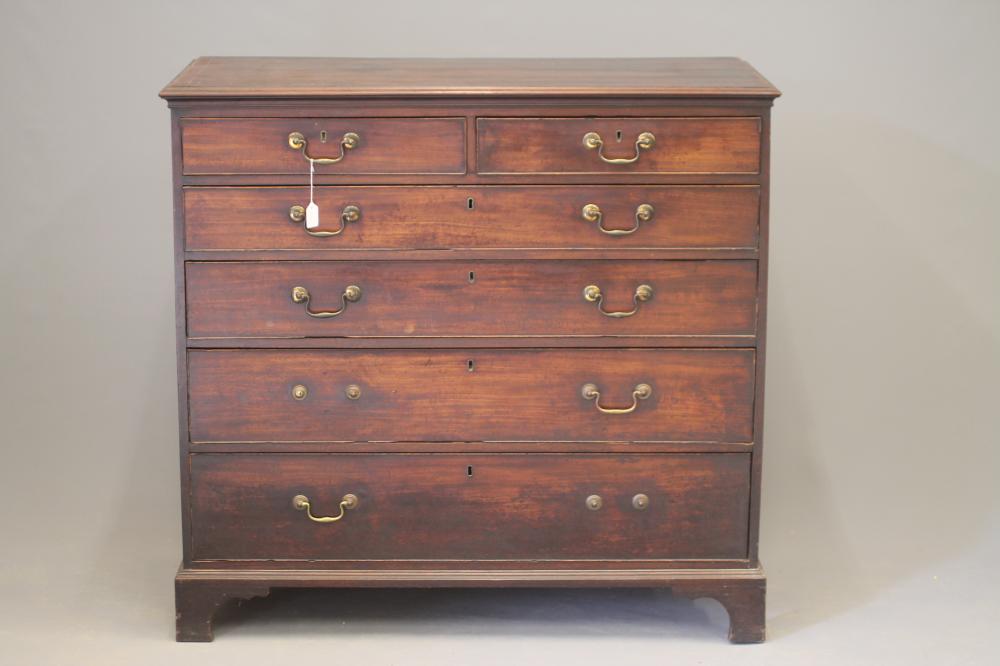 A GEORGIAN MAHOGANY CHEST Image