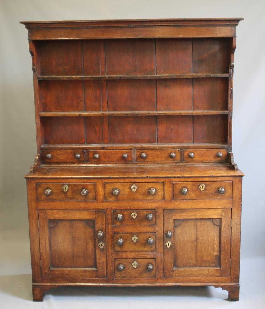 A GEORGIAN OAK DRESSER Image
