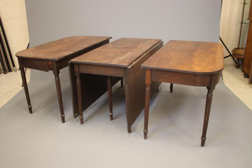 A GEORGIAN MAHOGANY DINING TABLE Image