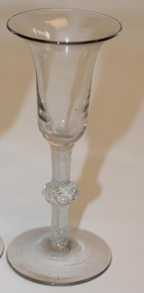 A SET OF FOUR WINE GLASSES Image